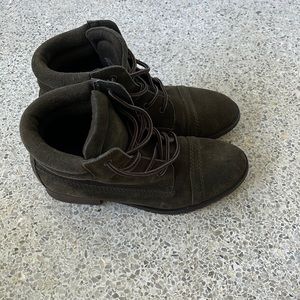 Steve Madden combat boots green olive color suede size 7